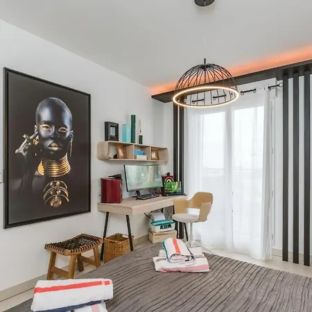 Monaco View, Pool, Garage, 100 M2 Terrace בוסוליי